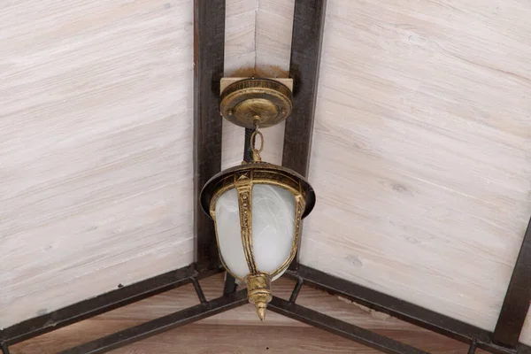 房子门廊上的护目镜 护目镜下的老式灯具 — 图库照片