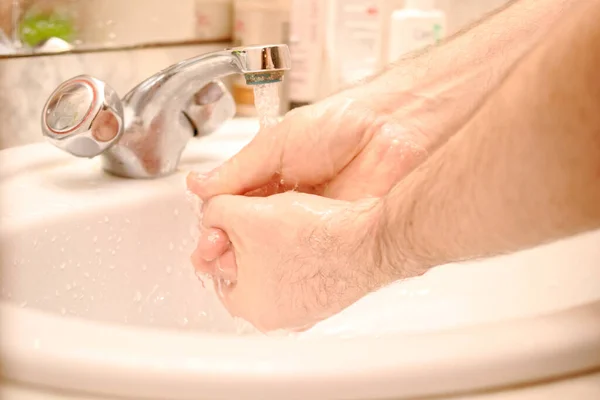 Een Man Wast Zijn Handen Onder Kraan Ziektepreventie Het Concept — Stockfoto