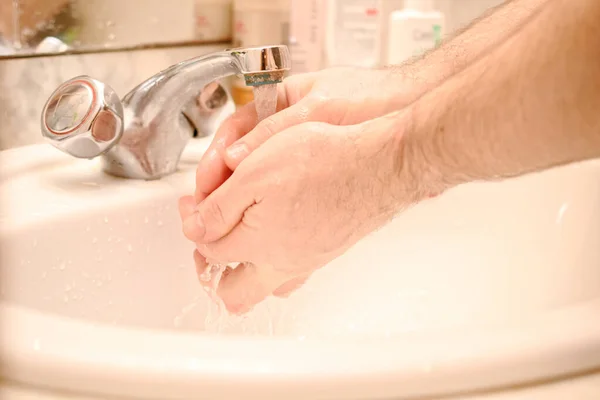Homem Lava Mãos Debaixo Torneira Prevenção Doenças Conceito Mãos Limpas — Fotografia de Stock