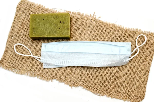 Olivenseife Liegt Auf Einem Jutegrund Mit Einer Medizinischen Maske Gesundes — Stockfoto