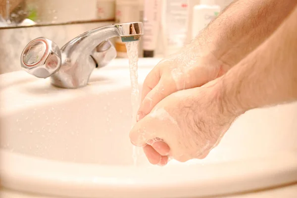 Een Man Wast Zijn Handen Onder Kraan Ziektepreventie Het Concept — Stockfoto