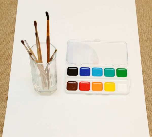 Nové Akvarelové Barvy Štětcem Bílým Listem Papíru Burlap Hnědé Pozadí — Stock fotografie