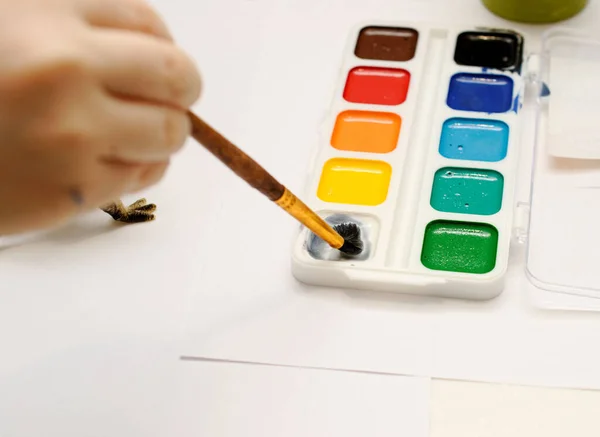 Niño Pequeño Dibuja Juguetes Acuarela Pinturas Pinceles Fondo Blanco —  Fotos de Stock