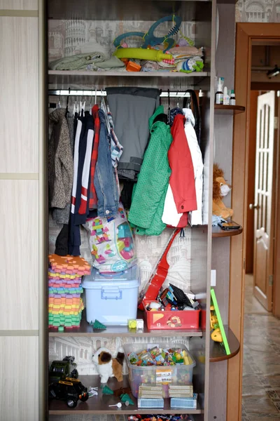 Kindergarderobe Met Kleding Speelgoed Rommel Kast — Stockfoto