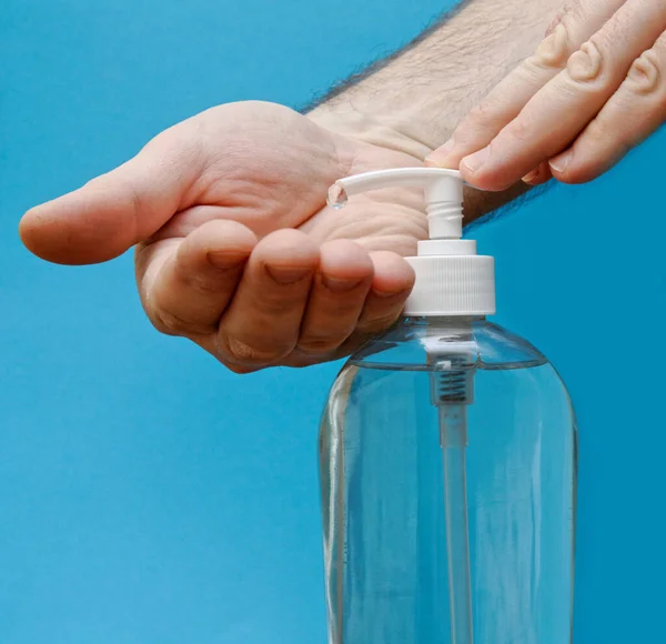 Manliga Händer Med Hjälp Handrengöringsmedel Gel Pump Dispenser Förhindra Spridning — Stockfoto