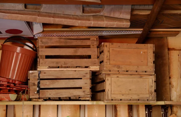 納屋の棚の上の木の箱 木の背景 コピースペース — ストック写真