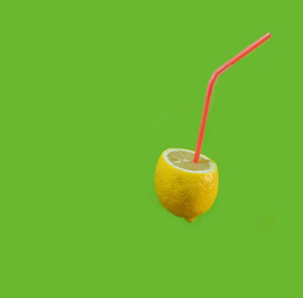 Лимон Червоною Соломою Зелений Фон Стилізований Творчий Образ Цитрусові Вітаміни — стокове фото