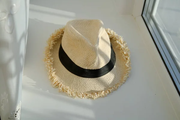 Siyah Kurdeleli Beyaz Bir Yaz Şapkası Beyaz Bir Pencere Pervazında — Stok fotoğraf