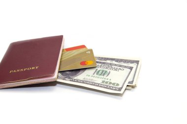 Banka kartları ve dolarlarla pasaport. Banknotların değeri 100 dolar..