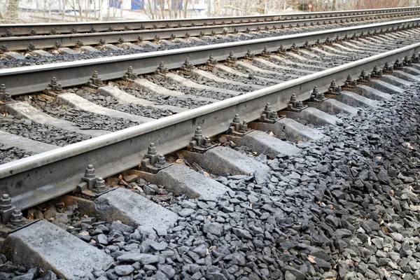 Traverses en bois ferroviaire. fixer les rails aux traverses avec des boulons . — Photo