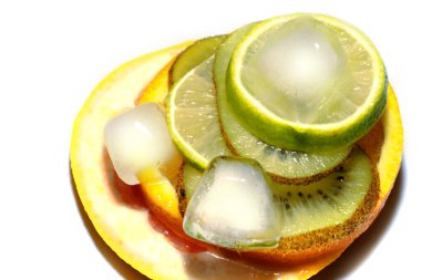 Kivi, kivi, limon, portakal ve buz piramidi. Beyaz arka plan. yakın plan.