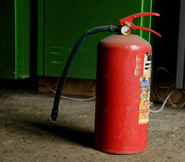 Depodaki eski kırmızı yangın söndürücü. yeşil kutu arkaplanı