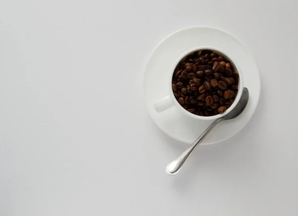 Κόκκους Καφέ Λευκό Κύπελλο Πιάτο Και Κουτάλι Λευκό Φόντο Πάνω — Φωτογραφία Αρχείου