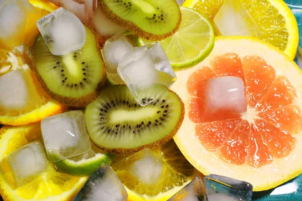 Mistura Frutas Gelo Close Toranja Limão Kiwi Deitado Vista Superior — Fotografia de Stock