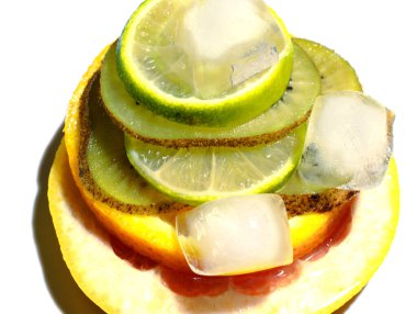 kivi, limon, portakal ve buz piramidi..