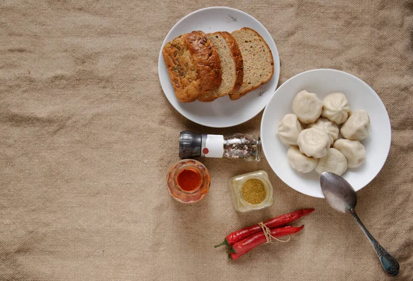 Khinkali Stole Ketchupem Pieprzem Chlebem Chili Bon Appetit Tło Stołu — Zdjęcie stockowe