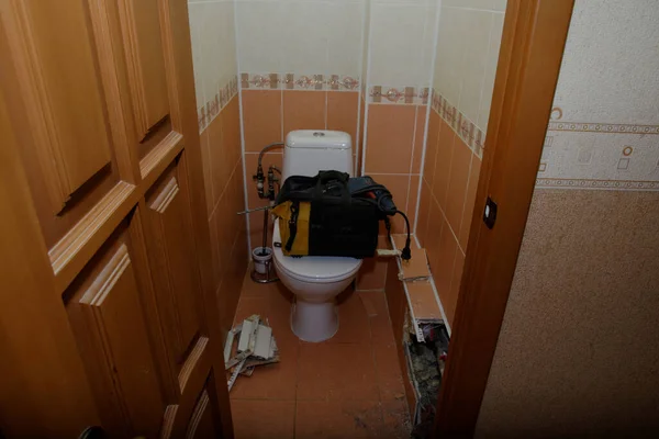 Gereedschapstas op het toilet. het openen van de voering van het toilet, het vervangen van leidingen. — Stockfoto