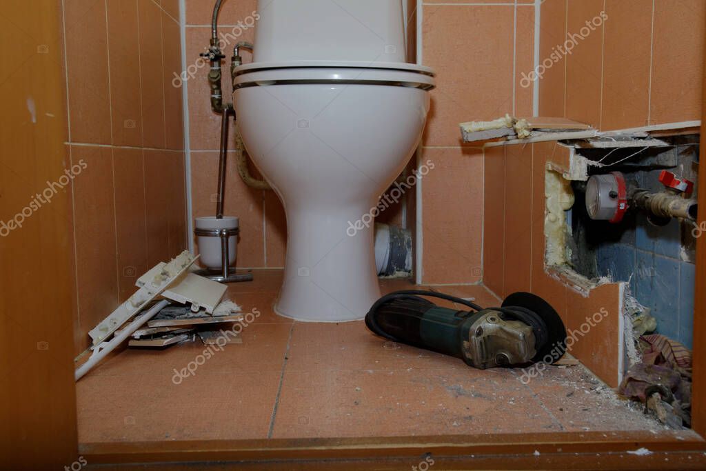 reparar un tubo roto debajo de la baldosa. abrir el revestimiento del ...