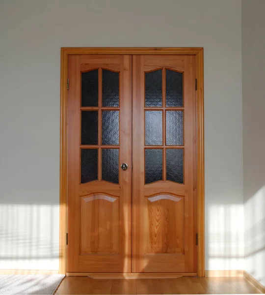 Zonlicht Verlicht Binnendeuren Van Het Appartement Deur Slot Donkere Glazen — Stockfoto