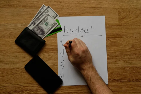 Tafel Liggen Dollars Een Bankkaart Een Stuk Papier Waarop Iemand — Stockfoto