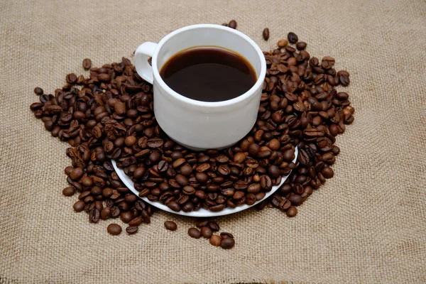 Kaffebönor Strödda Ett Vitt Tefat Från Ovan Kopp Kaffe Säckväv — Stockfoto