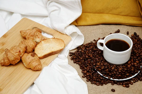 Grains Café Saupoudrés Sur Une Soucoupe Blanche Dessus Une Tasse — Photo