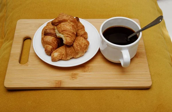 Tasse Avec Café Avec Croissants Sur Plateau Bois Sur Oreiller — Photo