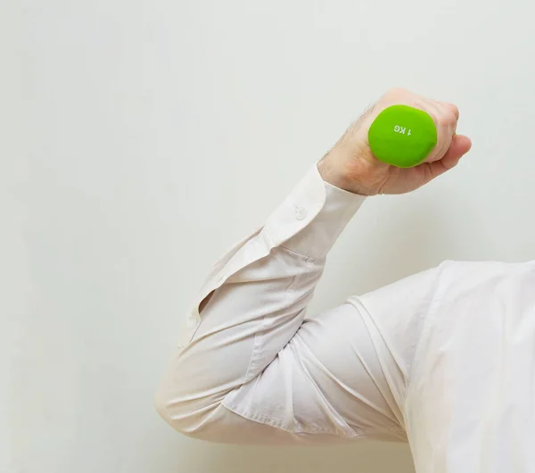 Hombre Con Una Camisa Blanca Está Entrenando Brazo Derecho Con —  Fotos de Stock