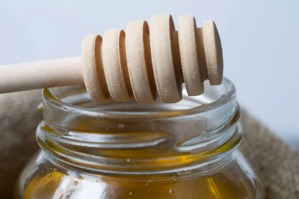 Een Pot Honing Een Zak Bovenop Pot Ligt Honingpot Voor — Stockfoto