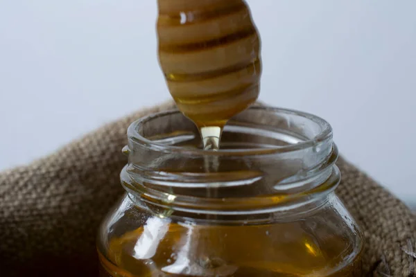 Honing Stroomt Uit Honey Dipper Een Pot Honing Potje Een — Stockfoto