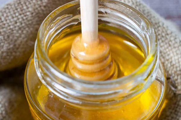 Honingstok Met Honing Wordt Uit Een Pot Honing Gehaald Raamachtergrond — Stockfoto