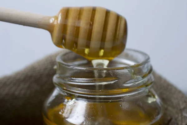 Honing Stroomt Uit Honey Dipper Een Pot Honing Potje Een — Stockfoto