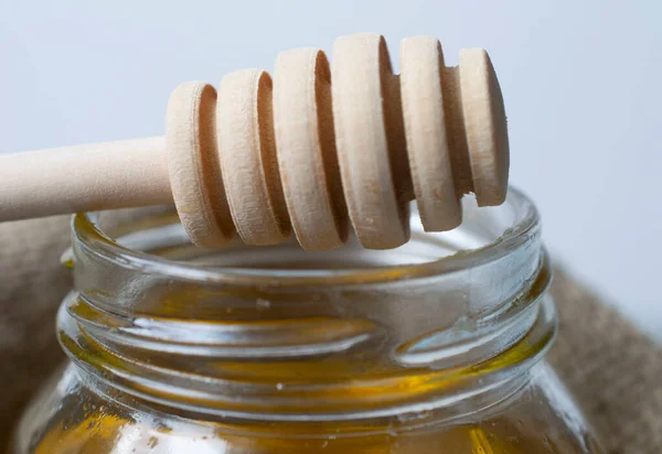 Een Pot Honing Een Zak Bovenop Pot Ligt Honingpot Voor — Stockfoto