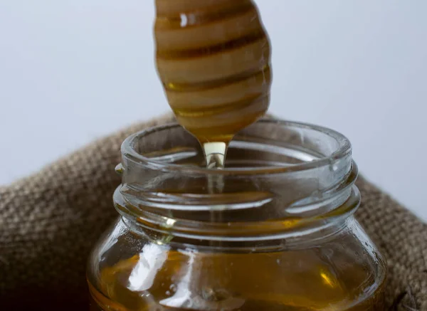 Selectieve Focus Honing Stroomt Uit Honey Dipper Een Pot Honing — Stockfoto