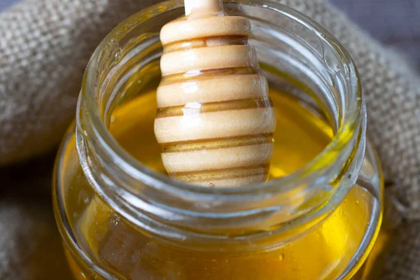 Selectieve Focus Honey Dipper Ondergedompeld Een Pot Honing Potje Een — Stockfoto