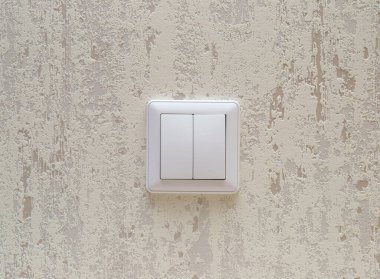 Işık duvarında çift beyaz elektrik düğmesi. yakın plan.
