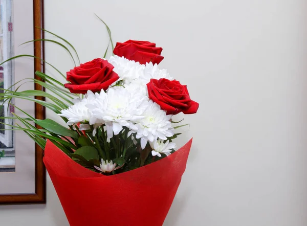 Buquê Rosas Vermelhas Flores Brancas Embalagem Vermelha Conceito Aniversário — Fotografia de Stock