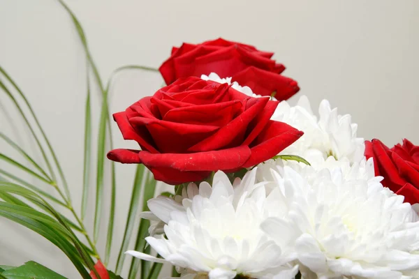 Buquê Rosas Vermelhas Flores Brancas Conceito Aniversário — Fotografia de Stock