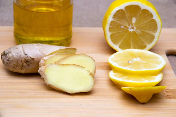 Irisan lemon jahe dan madu di papan kayu dengan latar belakang kain karung. — Stok Foto