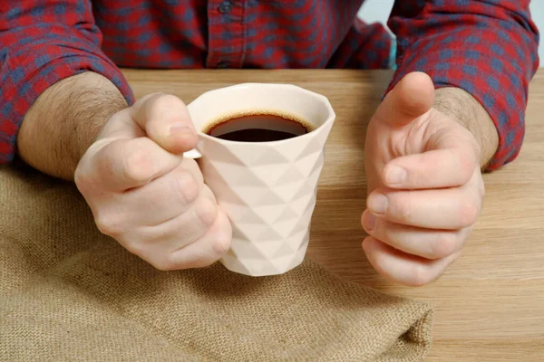 Blanke Man Een Rood Taartshirt Die Koffie Drinkt Een Houten — Stockfoto