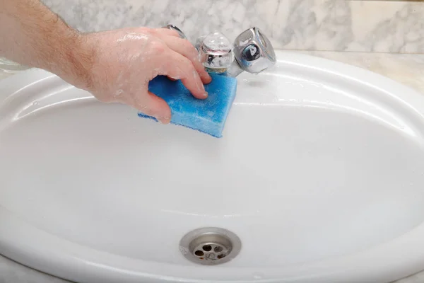 Mão Humana Com Uma Esponja Sabão Limpa Pia Banheiro Conceito — Fotografia de Stock