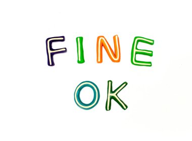 İyi ve iyi iki kelime beyaz arkaplanda farklı renklerde plasticin harflerden oluşur. Plastik modelleme anaokulu eğitimi, modelleme, farklı fikirler için tasarım.