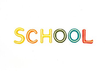 Okul kelimesi beyaz arka planda farklı renklerde plasticin harflerden oluşur. Plastik modelleme anaokulu eğitimi, modelleme, farklı fikirler için tasarım.
