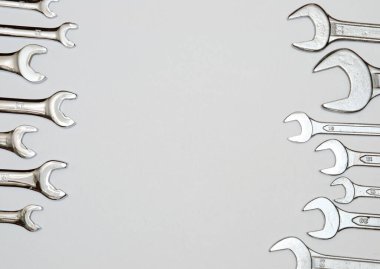 Gri arka planda farklı boyutlarda anahtarlar. Babalar Günü, tamirat, araba servisi, kopyalama alanı, düz konum.