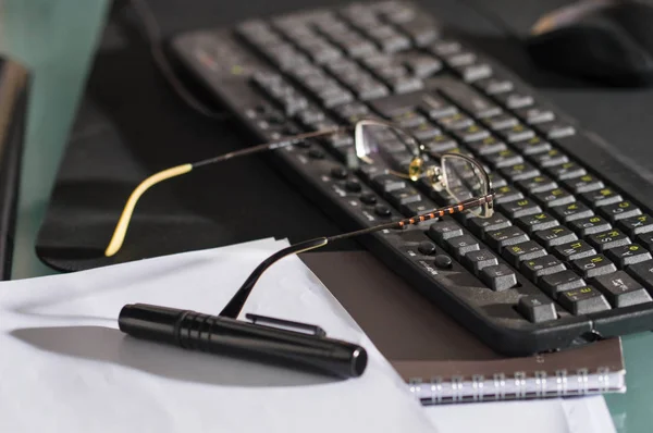 alphameric keyboard.slide-out keyboard.functional keyboard.paperless office