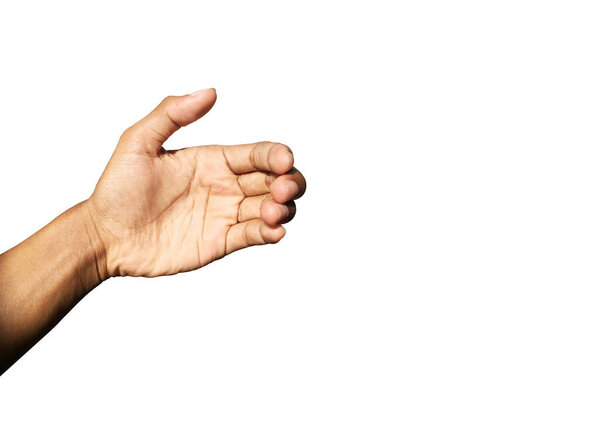 Молодой человек держит что-то изолированное на белом фоне с вырезкой дорожки для работы и дизайна
 