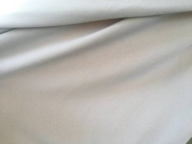 Tasarım için beyaz ipek ya da saten kumaş arkaplan. metin için boşluk kopyala, üst görünüm.