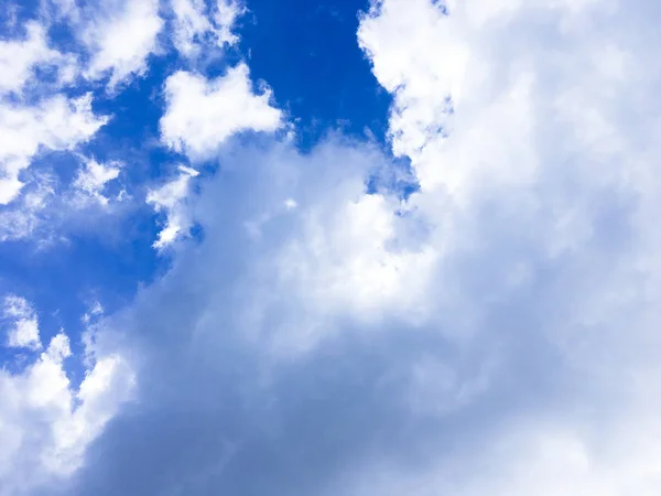 Wetter Sommer und blauer Himmel für Hintergrund mit Kopierraum — Stockfoto