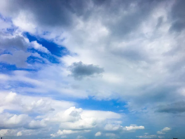 복사 우주 배경을 가진 구름 과푸른 하늘 — 스톡 사진