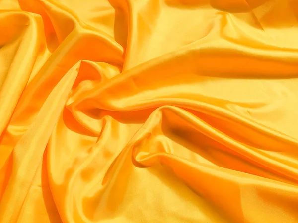 Seda Amarela Brilhante Com Ondas Movendo Para Fundo Design Abstrato — Fotografia de Stock